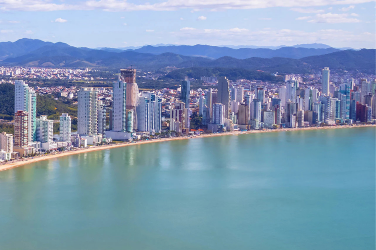 Viajar para Itajaí: Onde o Mar Encontra a Indústria Catarinense