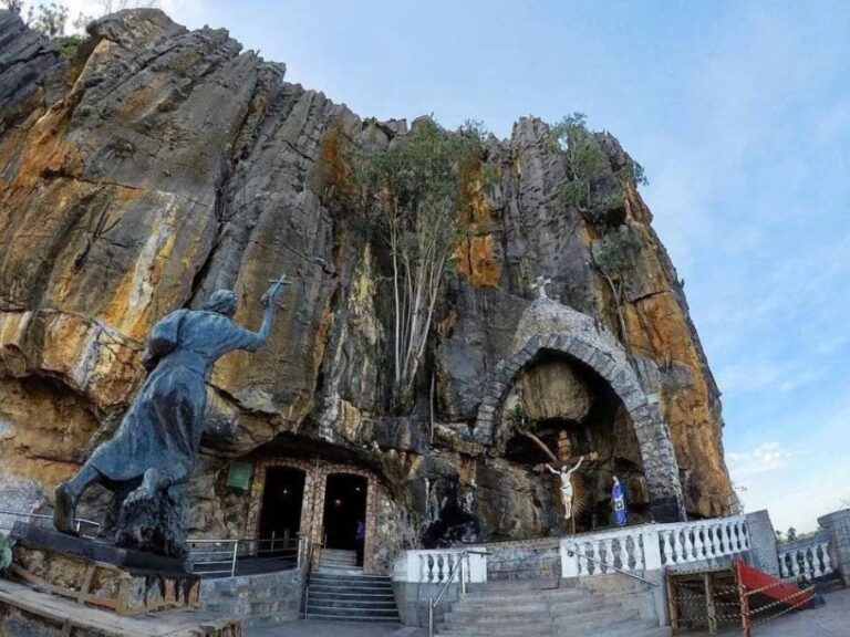 Bom Jesus da Lapa Onde a Fé Desce pelas Escadas da Gruta